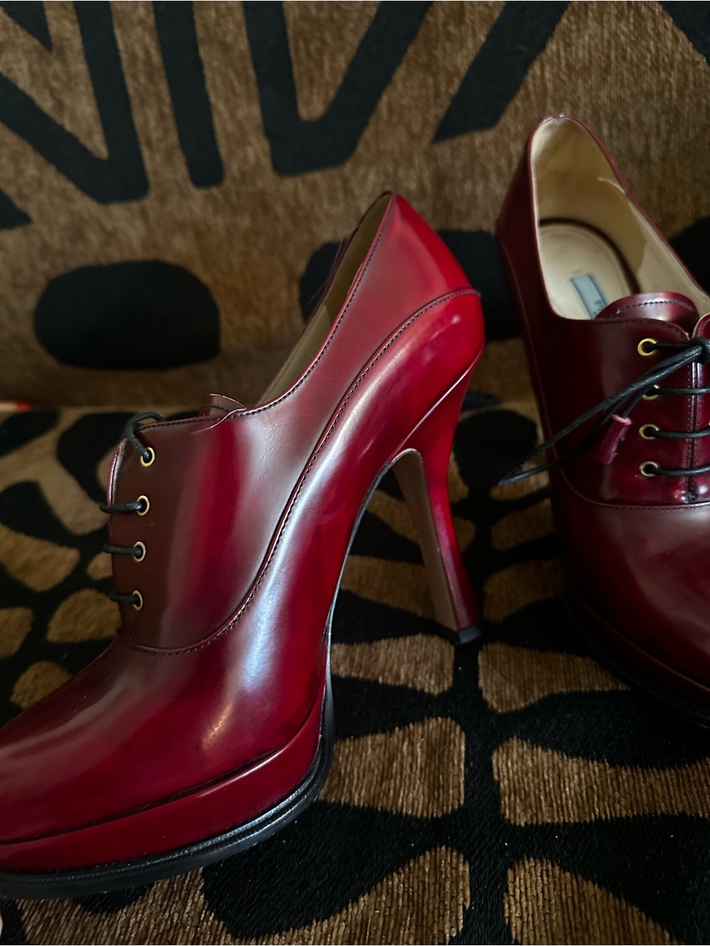 PRADA VINTAGE Burgundy Leather Oxford heels with Gold Logo - Picture 12 of 16